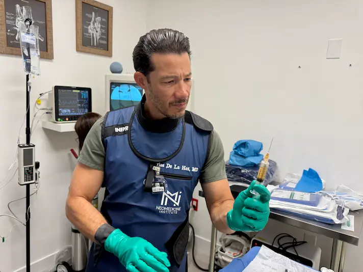 Dr. Carlos De La Hoz MD performing regenerative medicine procedure at NeoMedicine Institute in Miami FL