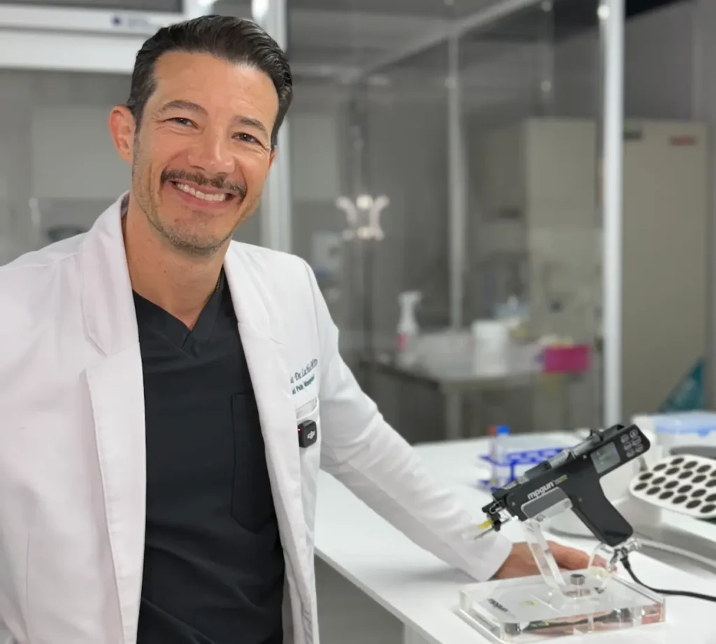 Dr. Carlos De La Hoz smiling in his lab. Longevity and regenerative medicine doctor