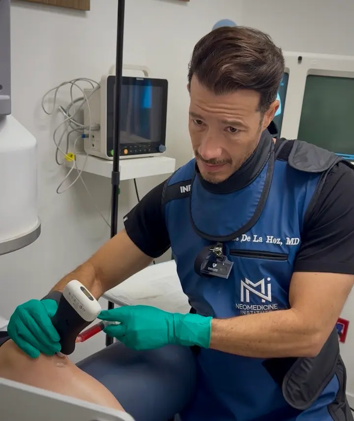 Dr. Carlos De La Hoz performing an ultrasound guided stem cell injection into the knee of a patient 